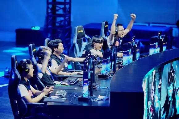 匿名来源向理查德·刘易斯透露了关于 Astralis 的更多细节；